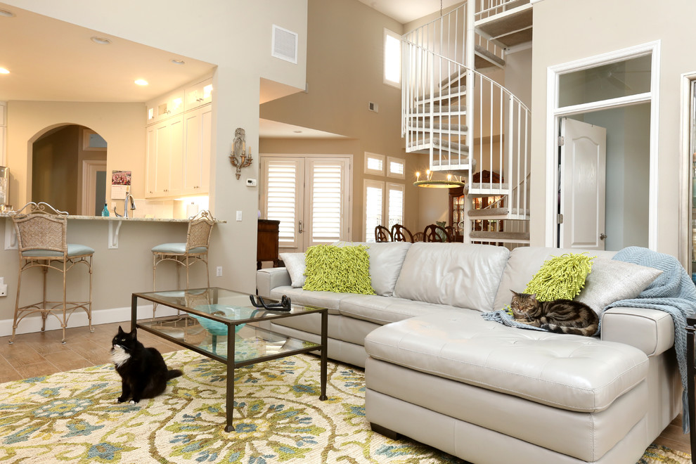 Imagen de sala de estar abierta marinera de tamaño medio con paredes beige, suelo de baldosas de porcelana, televisor independiente y suelo marrón