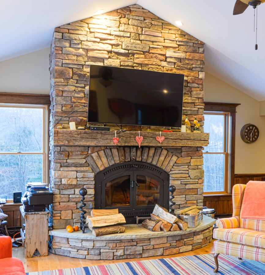Modelo de sala de estar de estilo de casa de campo con todas las chimeneas y marco de chimenea de piedra