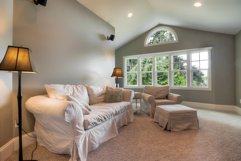 Modelo de sala de estar tipo loft contemporánea de tamaño medio sin chimenea y televisor con paredes grises y moqueta