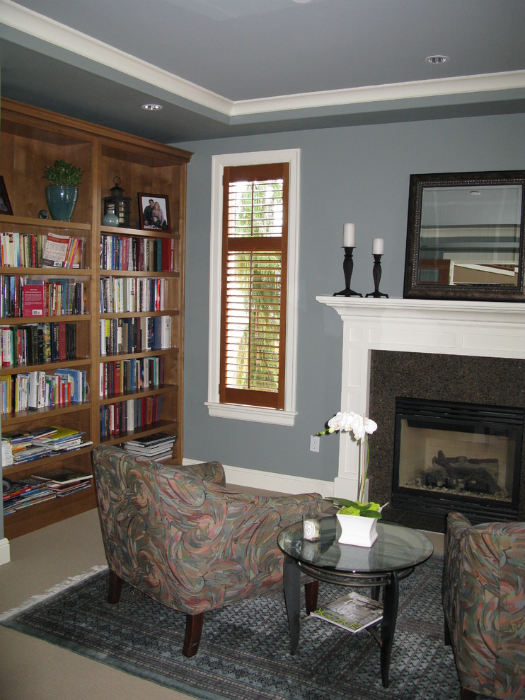 Foto di un soggiorno chic di medie dimensioni e chiuso con pareti grigie e camino classico