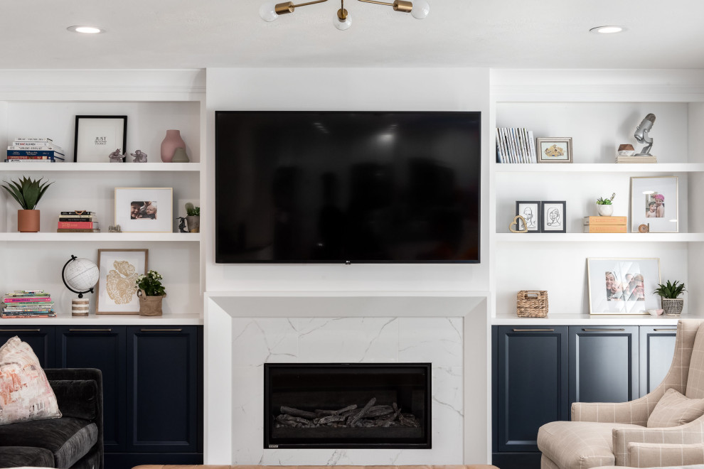 Mittelgroßes Klassisches Wohnzimmer mit weißer Wandfarbe, dunklem Holzboden, Kamin, Kaminumrandung aus Stein, TV-Wand und braunem Boden in Salt Lake City