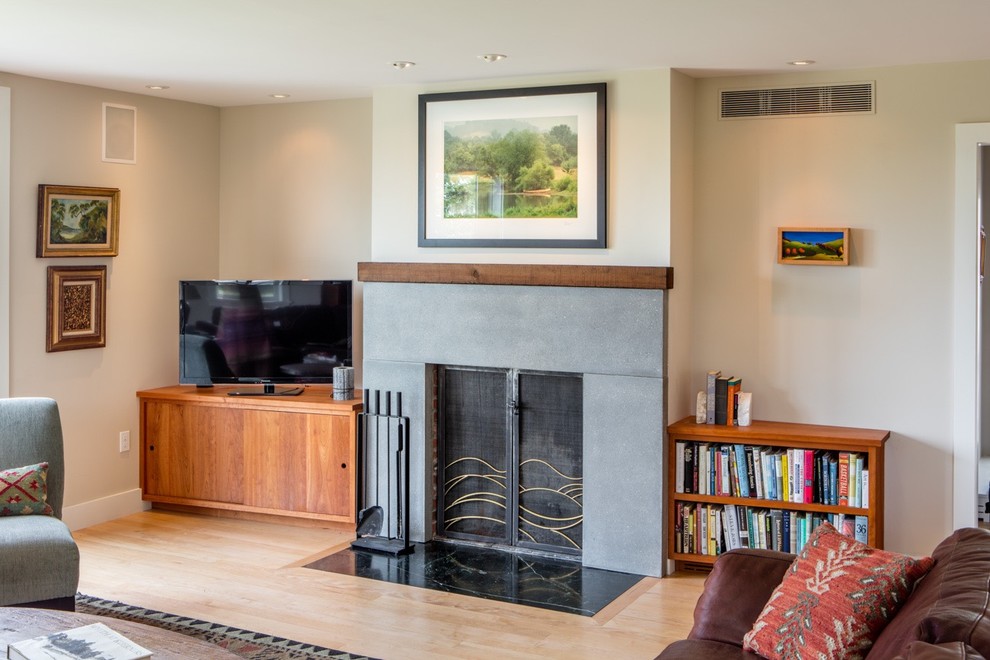 Modelo de sala de estar de estilo de casa de campo con suelo de madera clara y marco de chimenea de hormigón