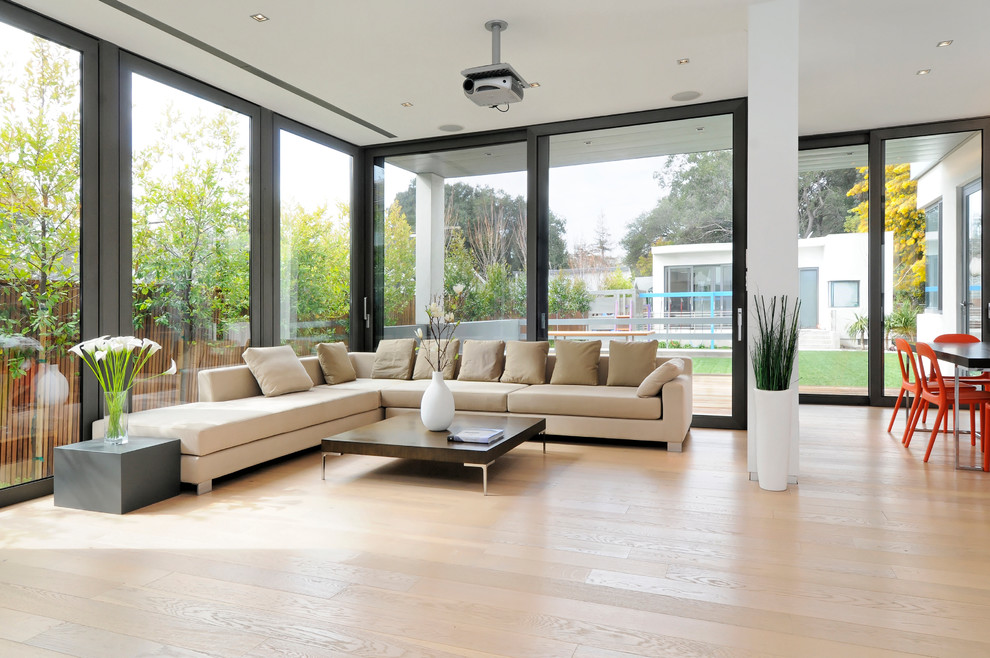 Offenes Modernes Wohnzimmer mit hellem Holzboden und beigem Boden in San Francisco