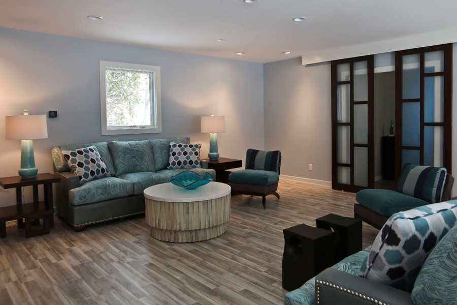 Пример оригинального дизайна: изолированная гостиная комната среднего размера в современном стиле с синими стенами, светлым паркетным полом и телевизором на стене без камина