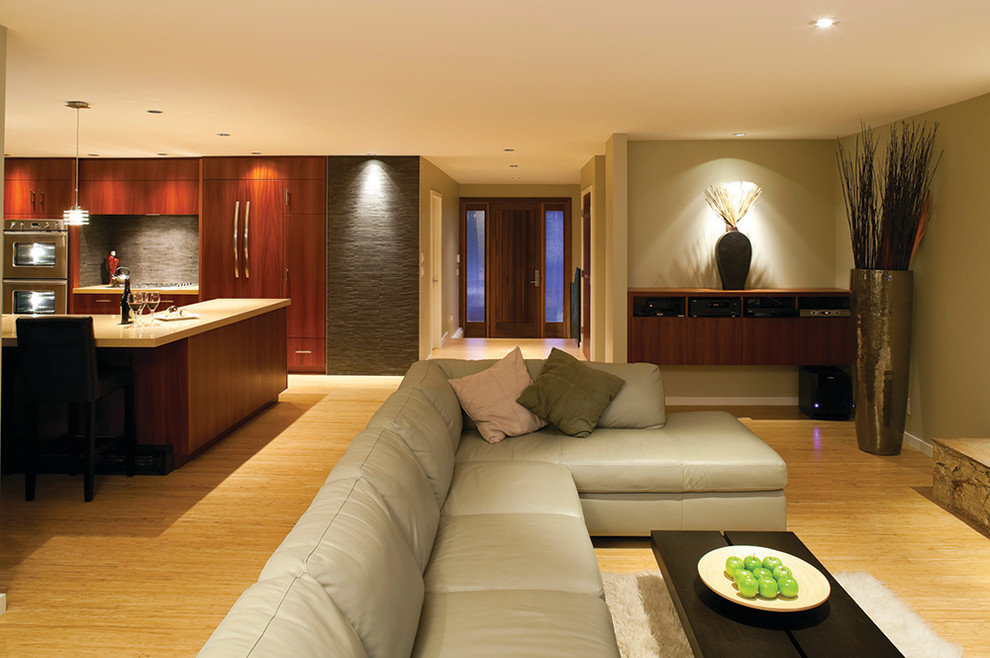 Foto de sala de estar abierta asiática grande con paredes grises, suelo de bambú y suelo beige