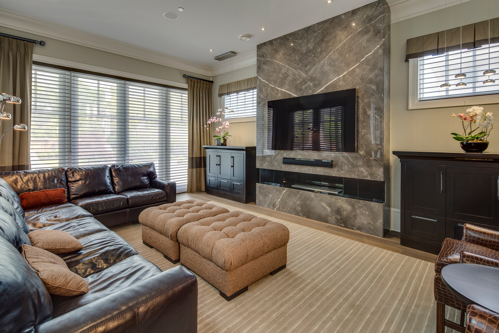 Foto di un grande soggiorno american style aperto con pareti beige, moquette, camino classico e TV a parete