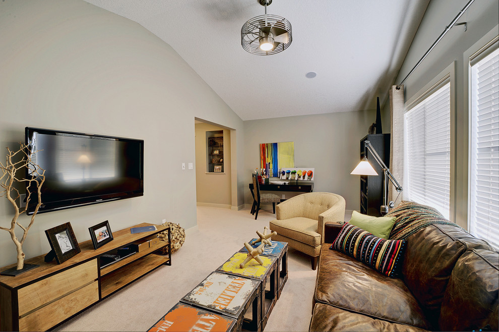 На фото: гостиная комната в современном стиле с серыми стенами, ковровым покрытием и телевизором на стене