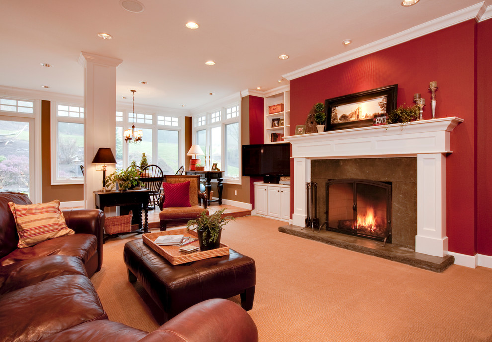 На фото: большая открытая гостиная комната в классическом стиле с красными стенами, ковровым покрытием, стандартным камином, фасадом камина из плитки и телевизором в углу