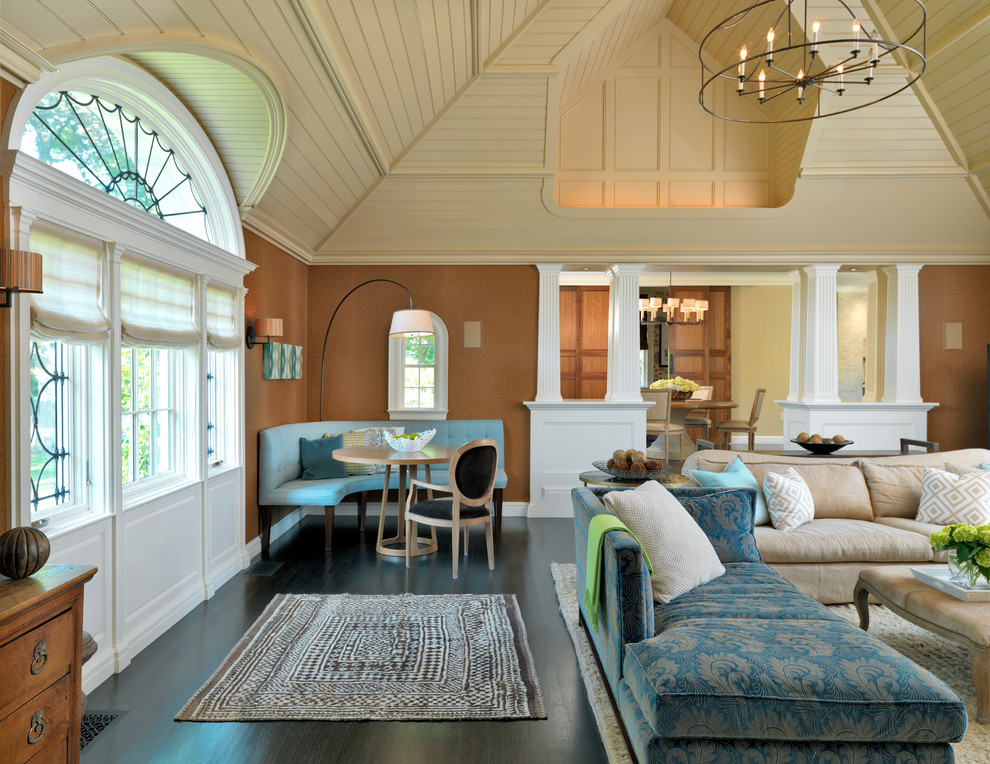 Источник вдохновения для домашнего уюта: открытая гостиная комната в стиле неоклассика (современная классика) с коричневыми стенами и ковром на полу