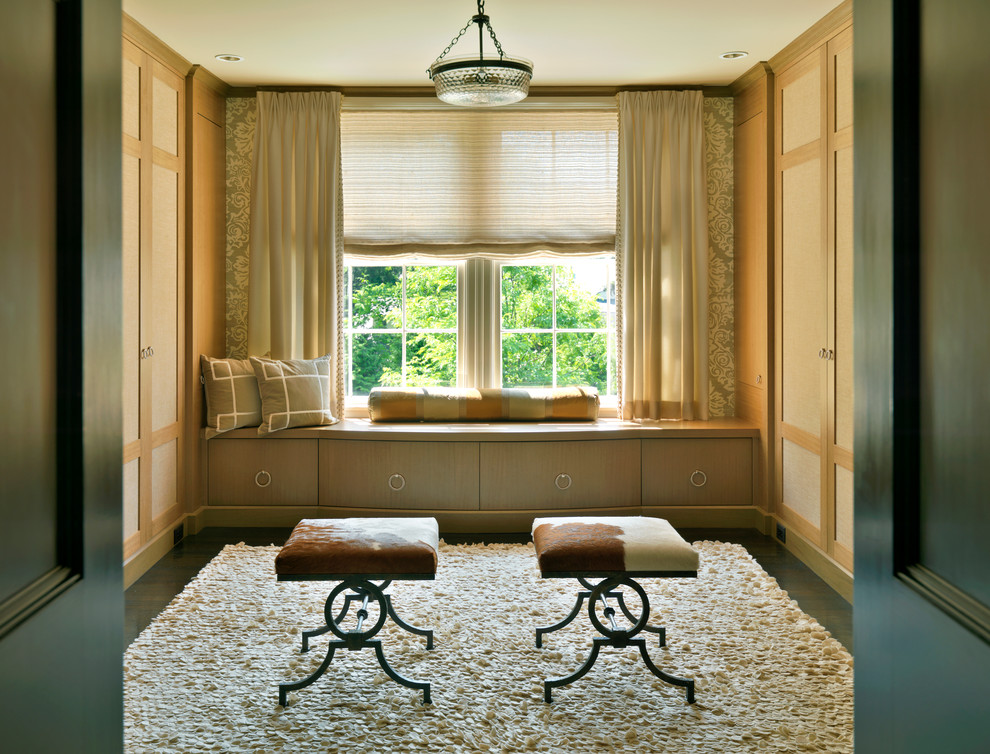 На фото: изолированная гостиная комната в стиле неоклассика (современная классика) с ковром на полу