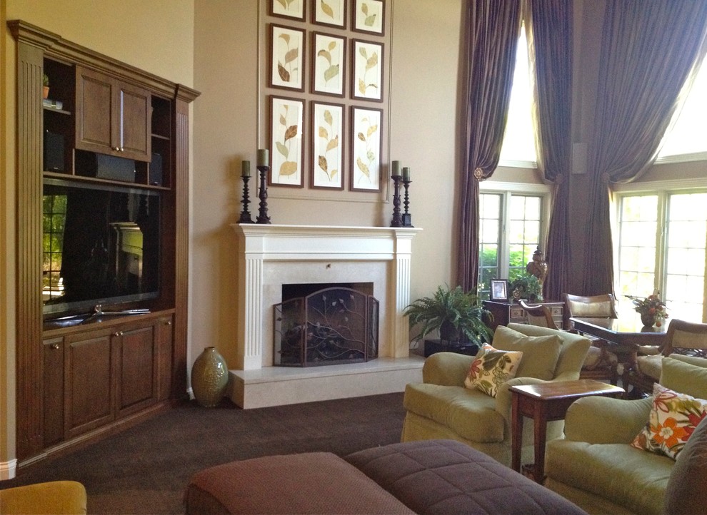 Ejemplo de sala de estar abierta tradicional renovada de tamaño medio con paredes beige, moqueta, todas las chimeneas, marco de chimenea de piedra y pared multimedia