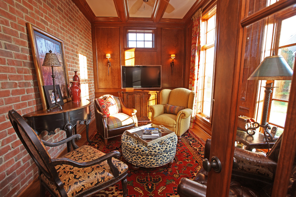 Foto di un soggiorno chic chiuso con pareti marroni, pavimento in legno massello medio e TV autoportante