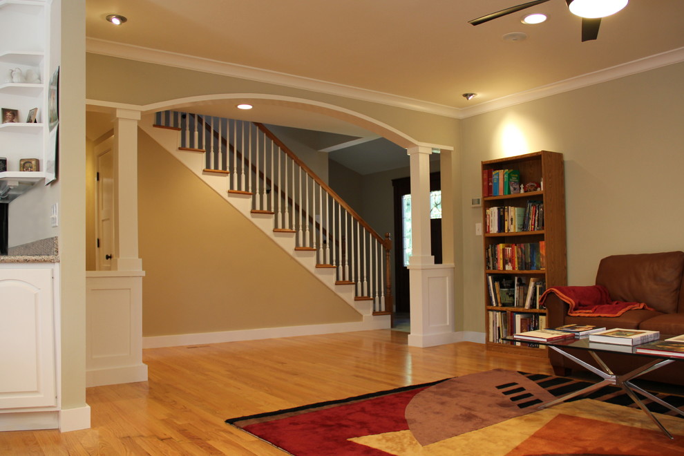 Idee per un soggiorno stile americano di medie dimensioni e aperto con pareti beige e pavimento in legno massello medio