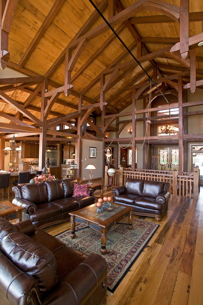 Esempio di un soggiorno stile rurale aperto con pareti beige e pavimento in legno massello medio
