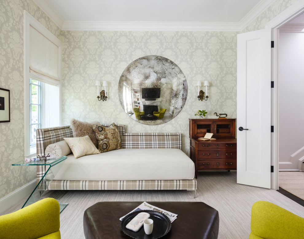 Пример оригинального дизайна: изолированная гостиная комната среднего размера в стиле неоклассика (современная классика) с серыми стенами, бежевым полом и обоями на стенах без телевизора