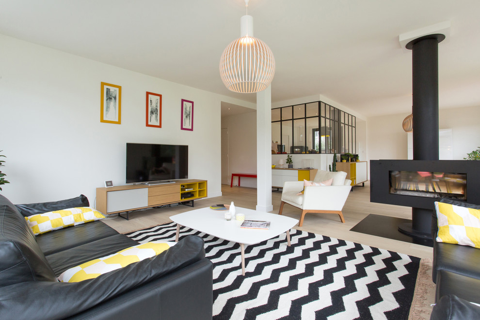 Cette image montre une grande salle de séjour design ouverte avec un mur blanc, parquet clair, une cheminée double-face et un téléviseur indépendant.