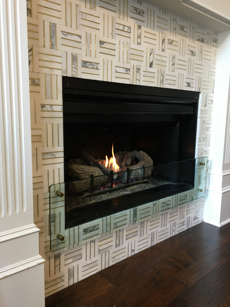 ダラスにあるトランジショナルスタイルのおしゃれなファミリールーム (濃色無垢フローリング、標準型暖炉、タイルの暖炉まわり、茶色い床) の写真
