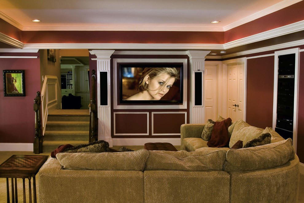 アトランタにある高級な中くらいなトラディショナルスタイルのおしゃれなオープンリビング (赤い壁、カーペット敷き、暖炉なし、壁掛け型テレビ、茶色い床) の写真