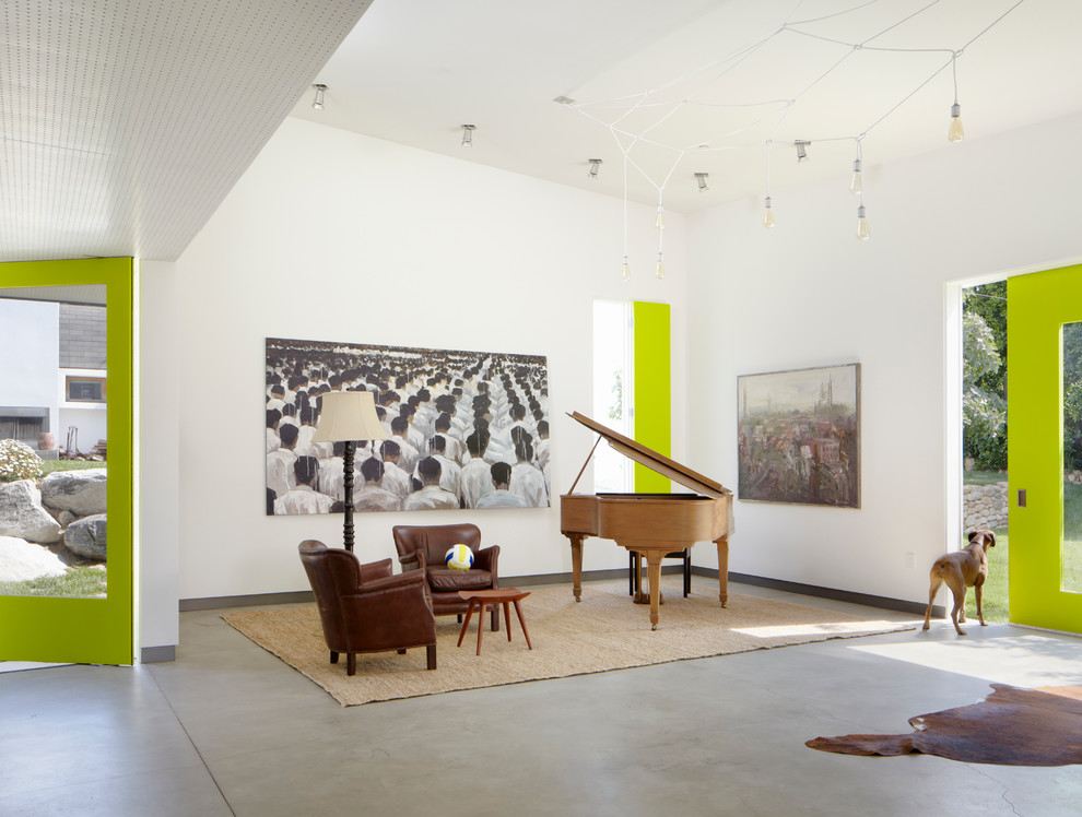Foto di un soggiorno contemporaneo aperto con sala della musica, pareti bianche e pavimento in cemento