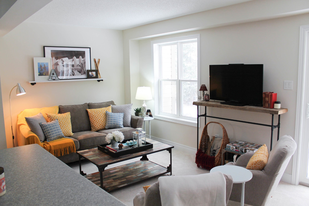 Foto på ett litet funkis allrum med öppen planlösning, med vita väggar, en fristående TV, heltäckningsmatta och grått golv