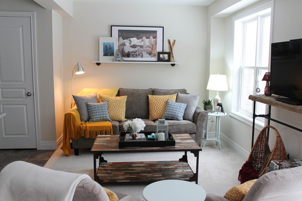 Immagine di un piccolo soggiorno minimal aperto con pareti bianche, nessun camino, TV autoportante, moquette e pavimento grigio