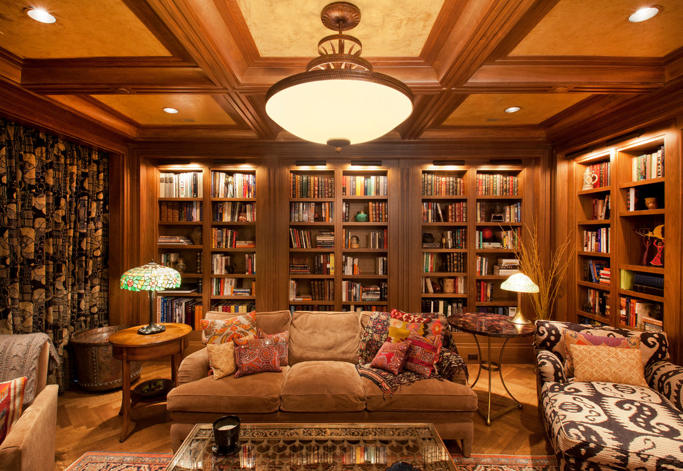 Inspiration pour une salle de séjour traditionnelle fermée avec une bibliothèque ou un coin lecture et un sol en bois brun.