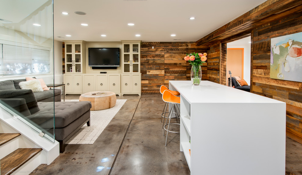 Diseño de sala de estar con barra de bar abierta actual con suelo de cemento y pared multimedia