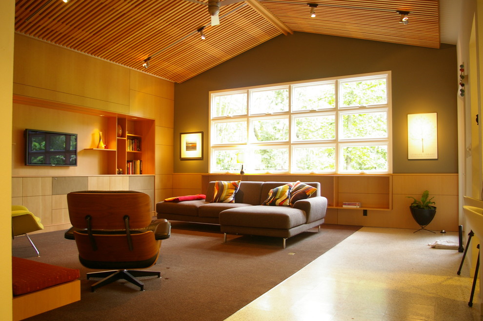 Mittelgroßes, Abgetrenntes Mid-Century Wohnzimmer mit grüner Wandfarbe, TV-Wand, Linoleum und beigem Boden in San Francisco