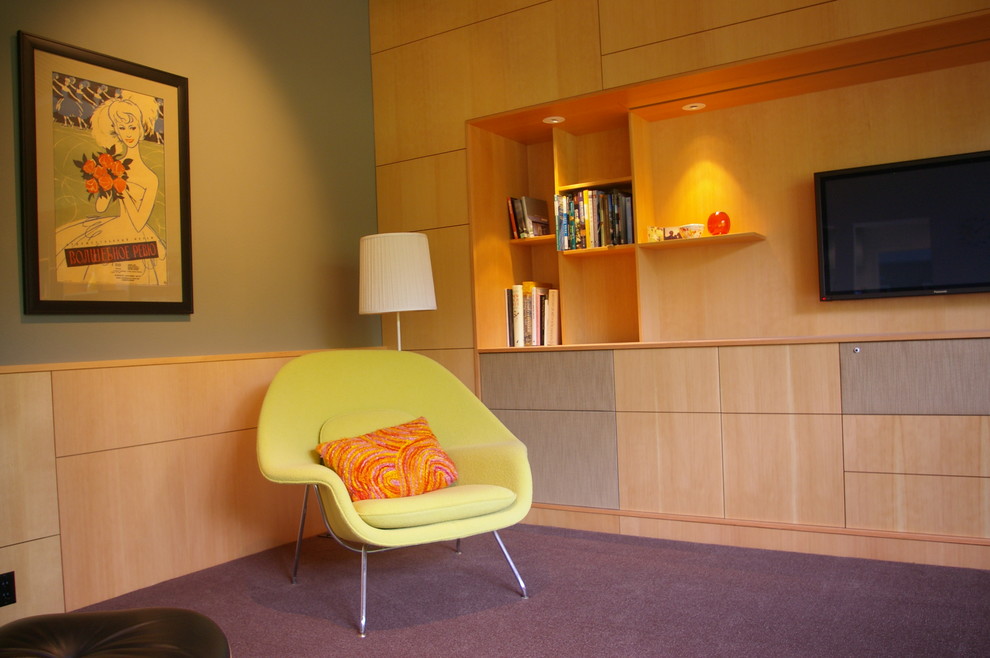 Источник вдохновения для домашнего уюта: гостиная комната в стиле модернизм с зелеными стенами, ковровым покрытием, телевизором на стене и фиолетовым полом