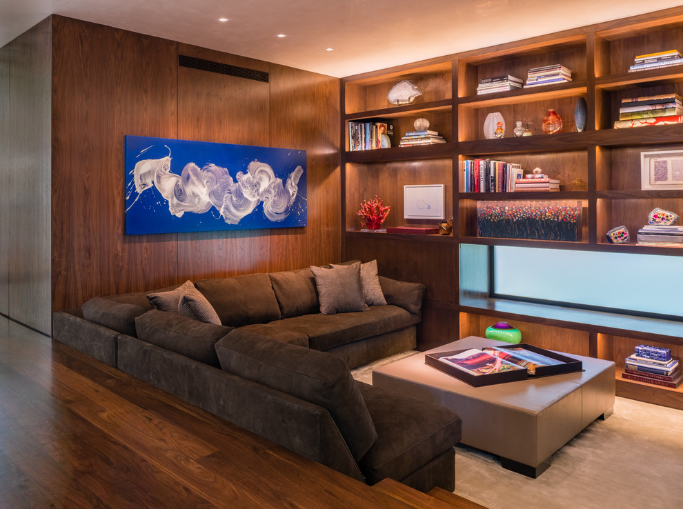 Foto de sala de estar con biblioteca tipo loft minimalista de tamaño medio sin chimenea y televisor con paredes blancas y suelo de madera en tonos medios
