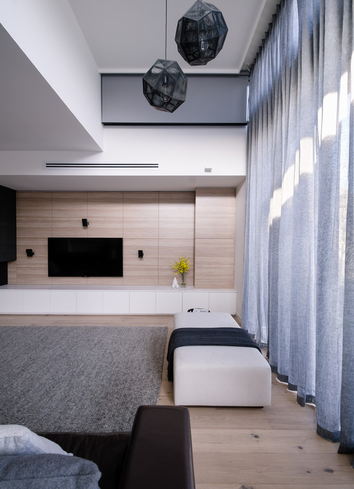 Immagine di un soggiorno moderno di medie dimensioni e aperto con pavimento in legno massello medio, camino classico e cornice del camino in pietra