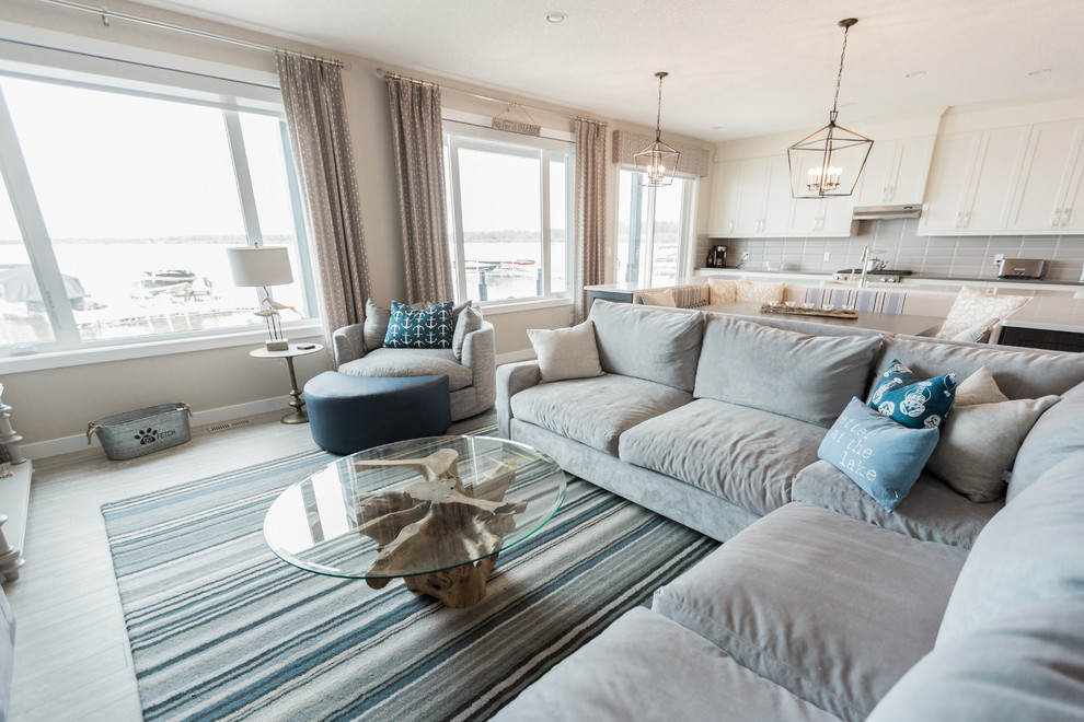 Ejemplo de sala de estar abierta costera grande con paredes grises, suelo vinílico y suelo gris