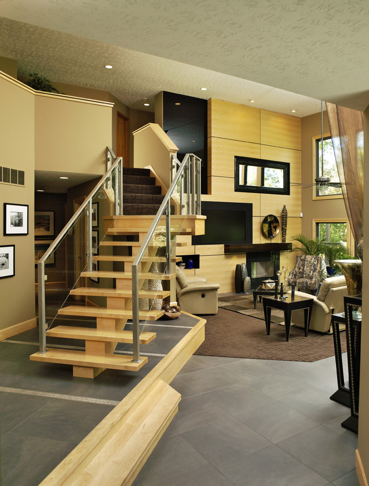 Exemple d'une salle de séjour tendance ouverte avec un mur beige, une cheminée standard et un téléviseur fixé au mur.