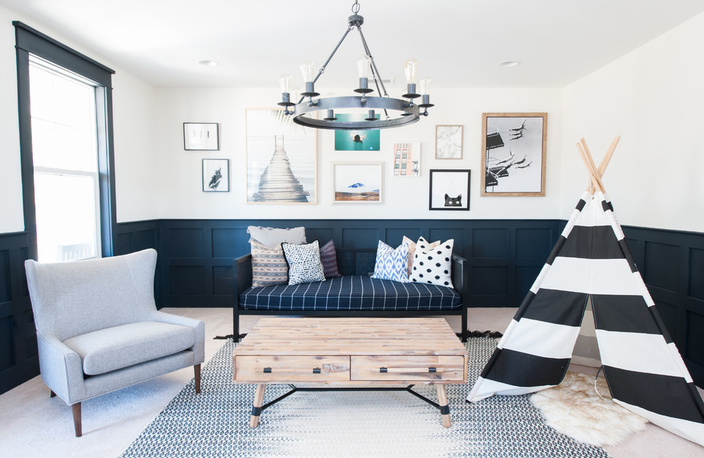 Modelo de sala de estar clásica renovada con paredes blancas, moqueta y suelo beige