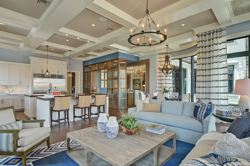 Geräumiges, Offenes Klassisches Wohnzimmer mit blauer Wandfarbe, braunem Holzboden und TV-Wand in Miami