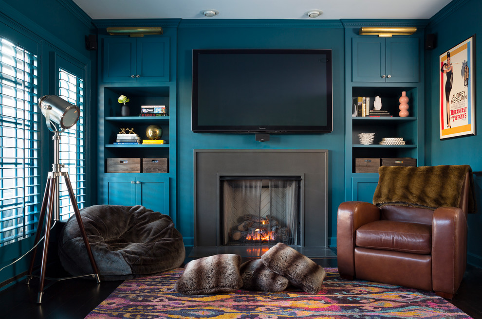 Aménagement d'une salle de séjour classique avec un mur bleu, une cheminée standard et un téléviseur fixé au mur.
