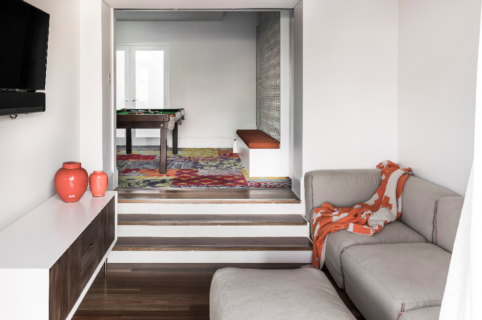 Mittelgroßer, Offener Moderner Hobbyraum mit weißer Wandfarbe und braunem Holzboden in Sydney