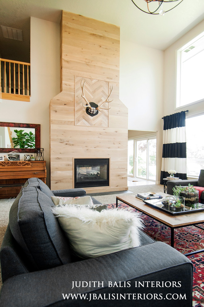 Idée de décoration pour une grande salle de séjour bohème ouverte avec un mur blanc, moquette, une cheminée standard et un manteau de cheminée en bois.