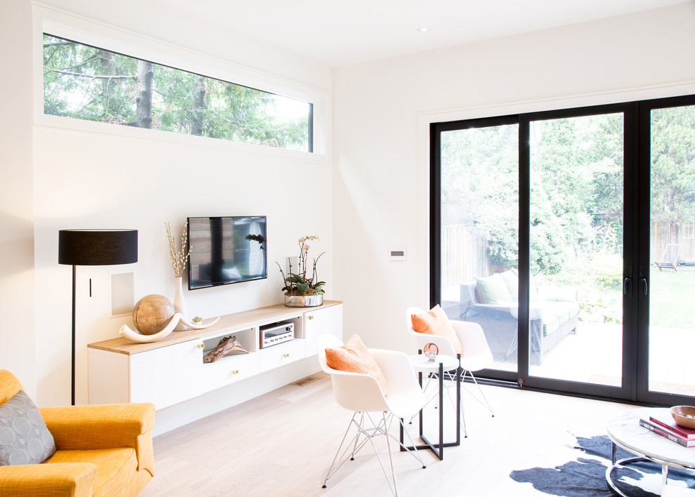 Стильный дизайн: гостиная комната среднего размера в стиле неоклассика (современная классика) с белыми стенами, светлым паркетным полом и телевизором на стене без камина - последний тренд