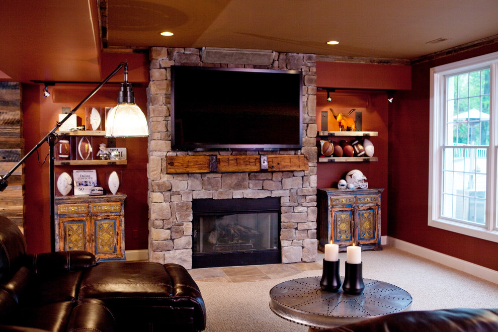 Imagen de sala de estar con barra de bar abierta rural de tamaño medio con paredes rojas, moqueta, todas las chimeneas, marco de chimenea de piedra, televisor colgado en la pared y suelo beige