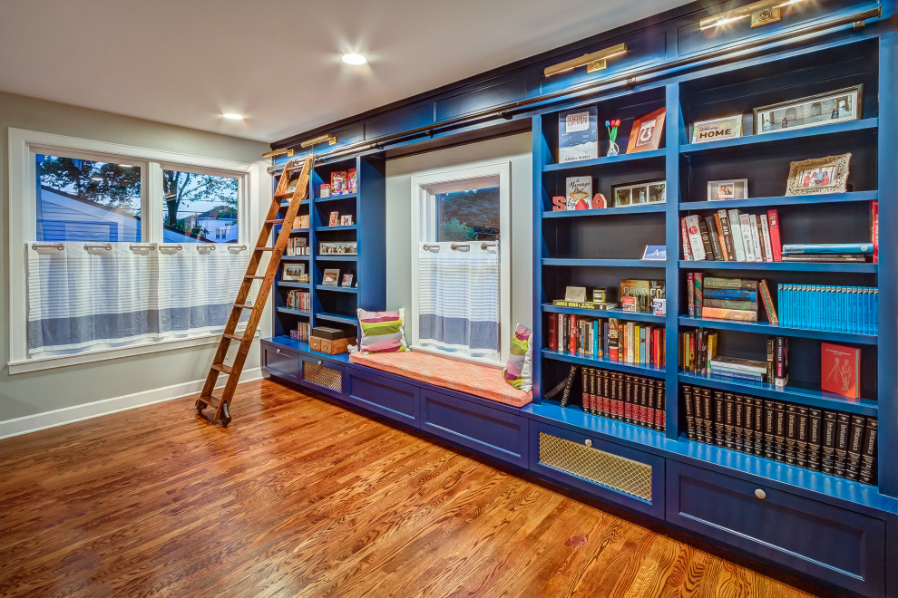 Kleine, Offene Stilmix Bibliothek mit grauer Wandfarbe, dunklem Holzboden, TV-Wand und braunem Boden in Houston