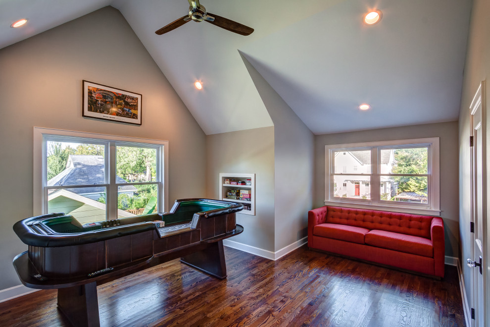Kleiner, Offener Stilmix Hobbyraum mit grauer Wandfarbe, dunklem Holzboden, TV-Wand, braunem Boden und gewölbter Decke in Houston