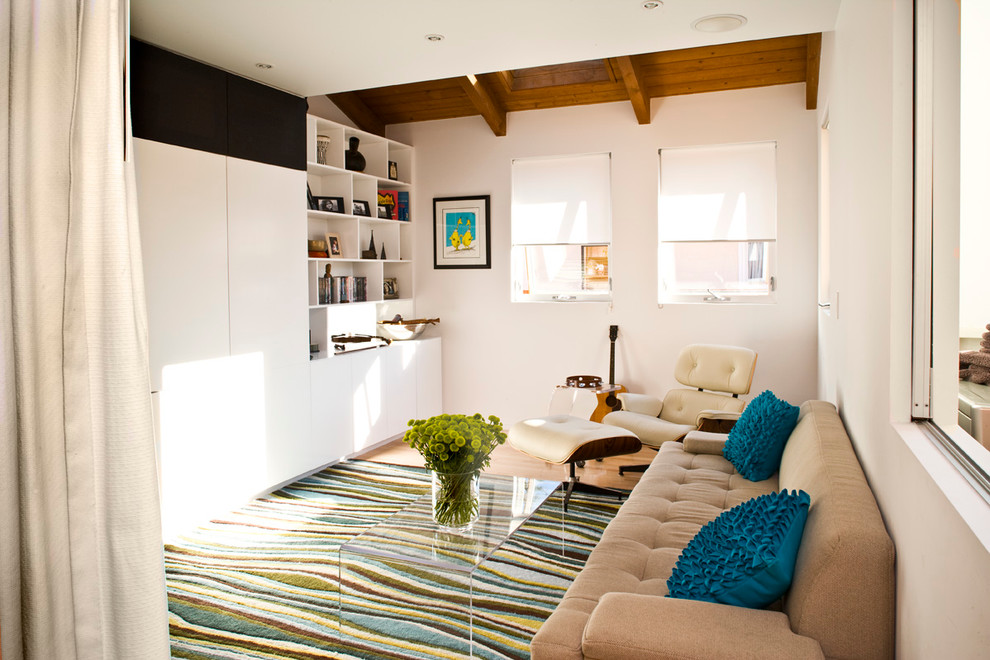 Modernes Wohnzimmer mit weißer Wandfarbe und Teppichboden in Los Angeles