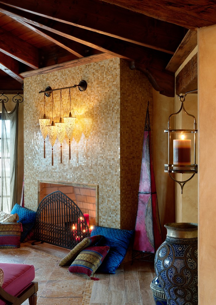 Modelo de sala de estar con barra de bar abierta mediterránea grande sin televisor con paredes multicolor, todas las chimeneas y marco de chimenea de baldosas y/o azulejos