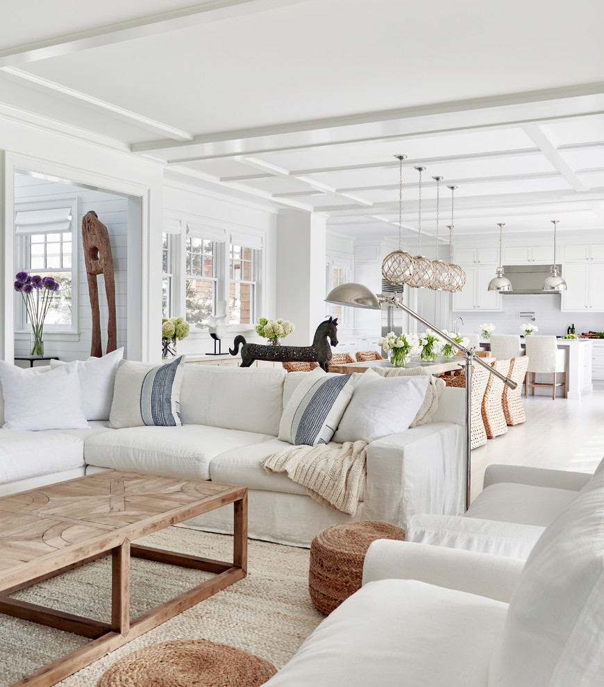 Foto di un grande soggiorno design aperto con pareti bianche, parquet chiaro, TV a parete e tappeto