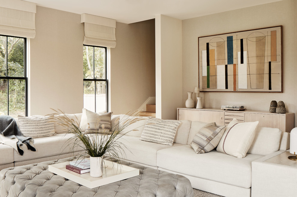 Foto de sala de estar costera con paredes beige