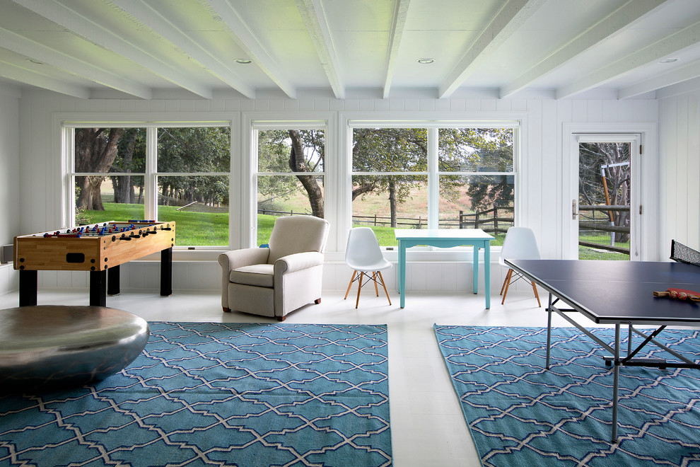 Idee per un grande soggiorno contemporaneo con sala giochi e pareti bianche