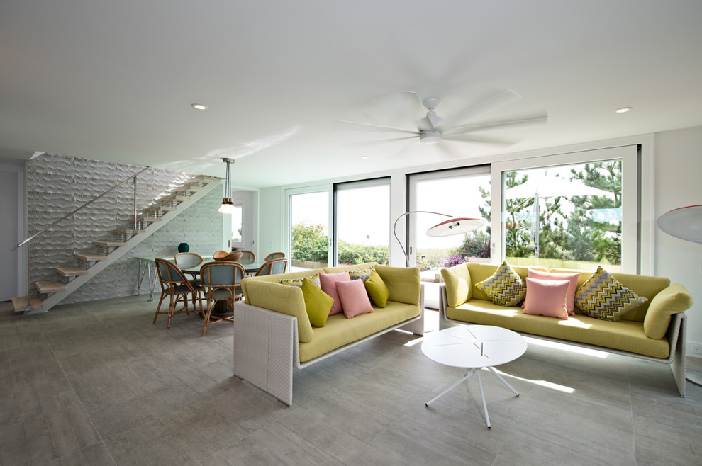 Diseño de sala de estar abierta vintage de tamaño medio con paredes blancas y suelo de baldosas de porcelana