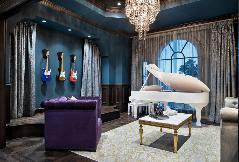 Источник вдохновения для домашнего уюта: огромная открытая гостиная комната в стиле неоклассика (современная классика) с музыкальной комнатой, синими стенами, темным паркетным полом и коричневым полом