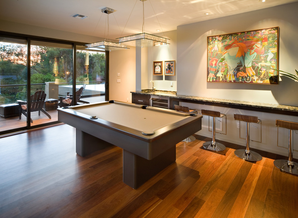 Imagen de sala de juegos en casa contemporánea con paredes beige y suelo de madera en tonos medios
